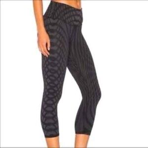 ALO Yoga Airbrush Black Arches Capri Small